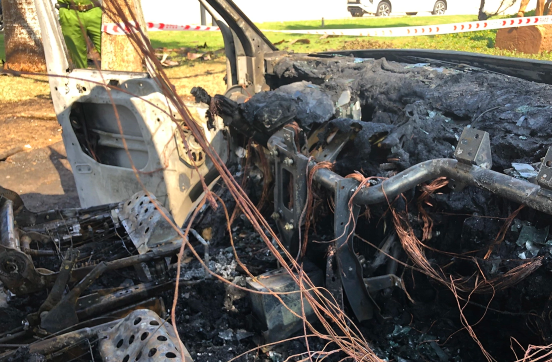 Cả 2 phương tiện bị cháy trơ khung, phần ghế, cabin, lốp bị thiêu rụi.