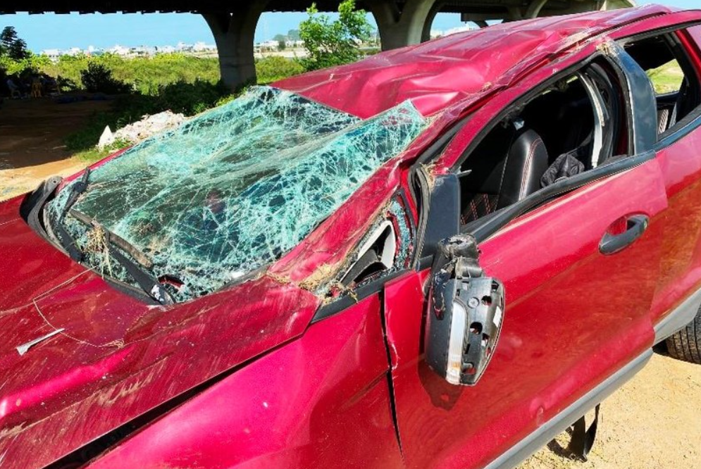 Vụ tai nạn đã khiến hai mẹ con tài xế bị thương nặng ở vùng đầu, kẹt trong xe, được người dân hỗ trợ đưa ra ngoài và chuyển đến bệnh viện cấp cứu.