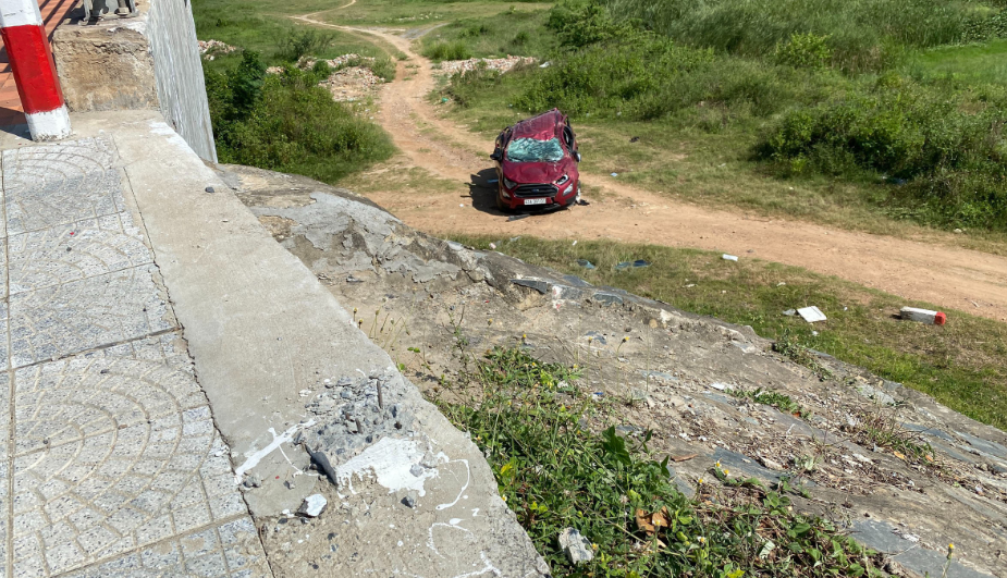 Đến chiều 4/9, một vụ tai nạn đã xảy ra tại cầu Khuê Đông (phường Hòa Xuân, quận Cẩm Lệ, TP. Đà Nẵng) khi một chiếc ô tô mất lái, leo lên lề, tông vào lan can rồi lao xuống vực dưới chân cầu.