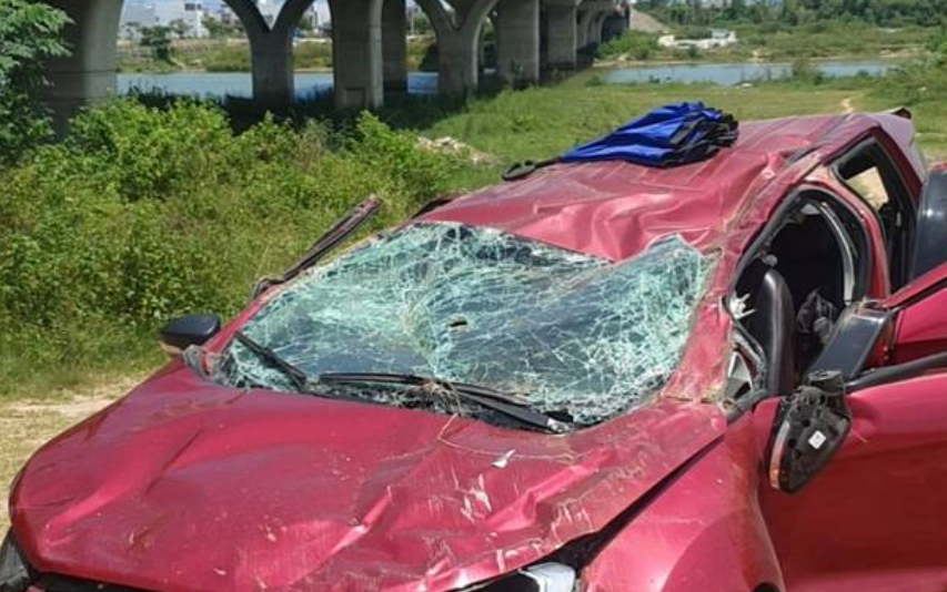 Tại hiện trường, kính ô tô nứt vỡ tung té khắp nơi. Phần thân và sau xe hư hỏng nặng. Công an quận Cẩm Lệ phối hợp với các đơn vị liên quan đang khám nghiệm hiện trường, điều tra nguyên nhân. &gt;&gt;&gt; Mời độc giả xem thêm video Sóc Trăng: “Ngáo đá”, tài xế xe đầu kéo liên tiếp gây tai nạn rồi bỏ chạy: