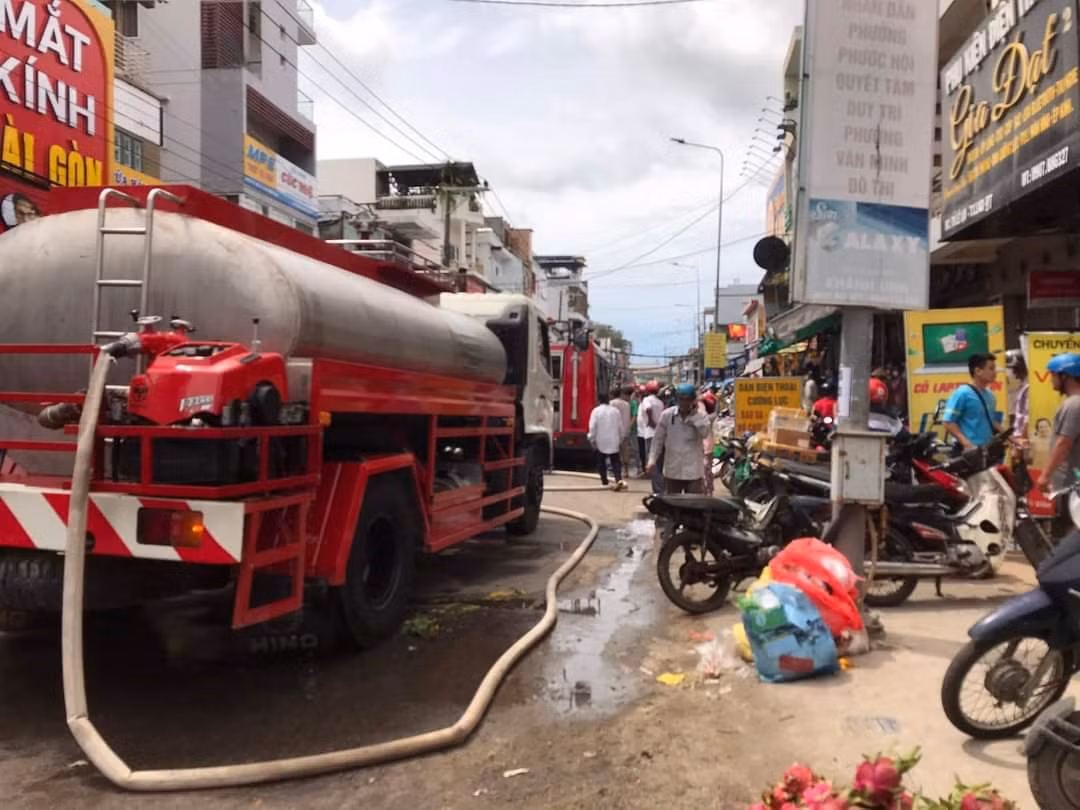 Phòng Cảnh sát Phòng cháy chữa cháy Công an tỉnh Bình Thuận đã tăng cường một xe chữa cháy cùng cán bộ chiến sĩ từ TP. Phan Thiết vào thị xã La Gi hỗ trợ.