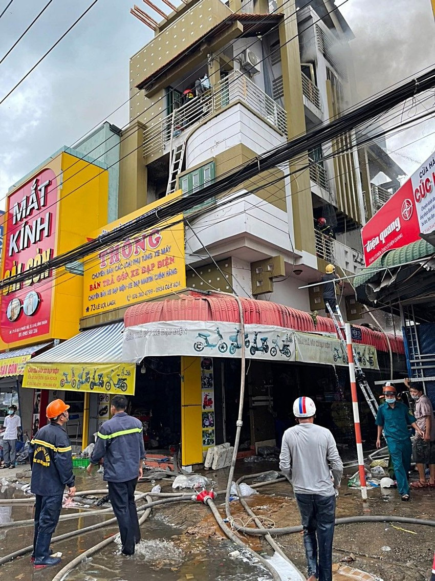 Đến khoảng 12h trưa nay, đám cháy đã cơ bản được khống chế. Rất may, vụ hỏa hoạn không gây thiệt hại về người. Hiện lực lượng chức năng đang thống kê thiệt hại và điều tra làm rõ nguyên nhân vụ cháy. &gt;&gt;&gt; Mời độc giả xem thêm video Hà Nội: Cháy lớn tại khu công nghiệp Phú Thị: 