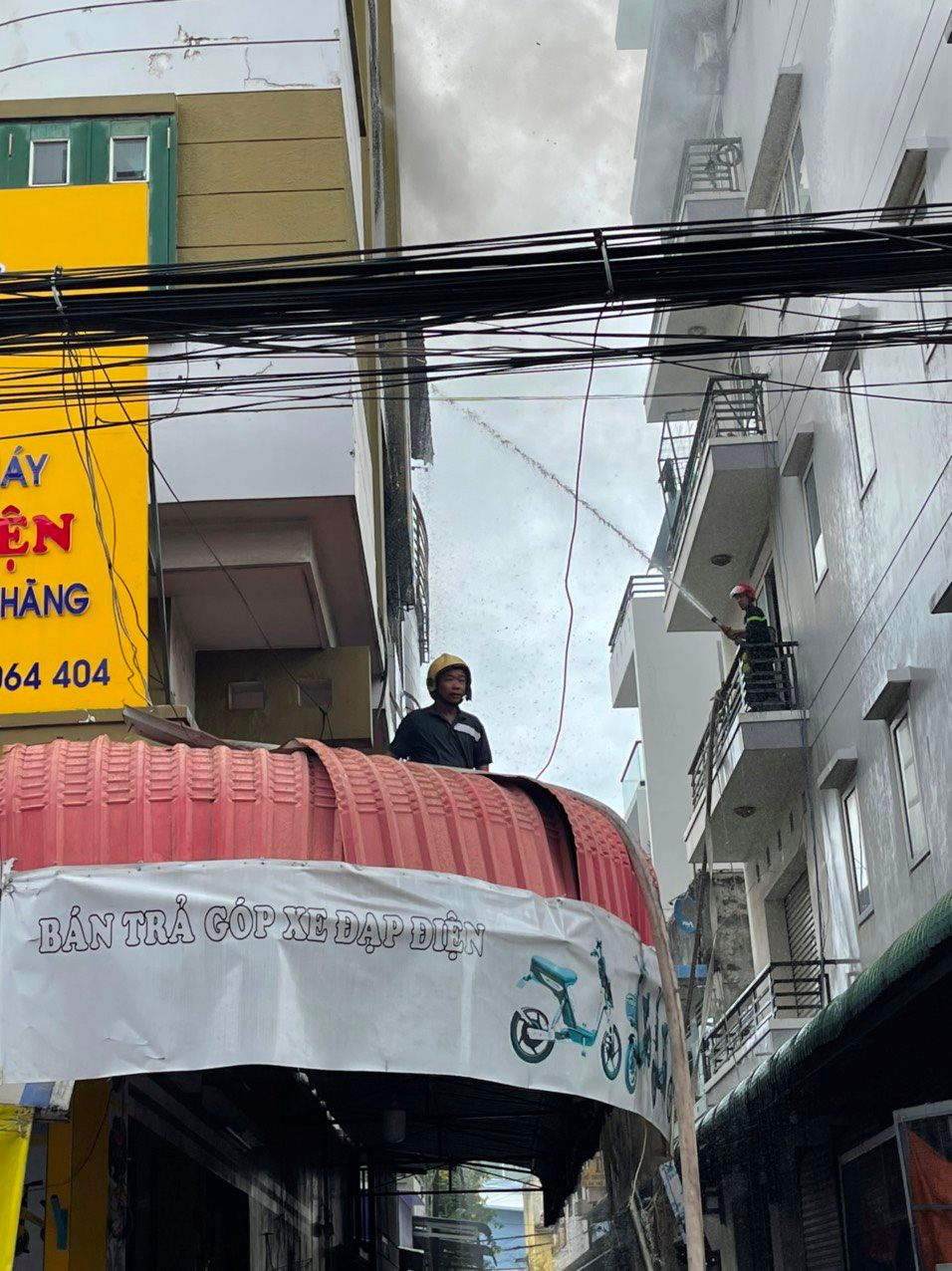 Do lửa bốc cháy trên tầng 4 nên lực lượng chức năng gặp khó khăn trong việc phun nước lên cao để chữa cháy.