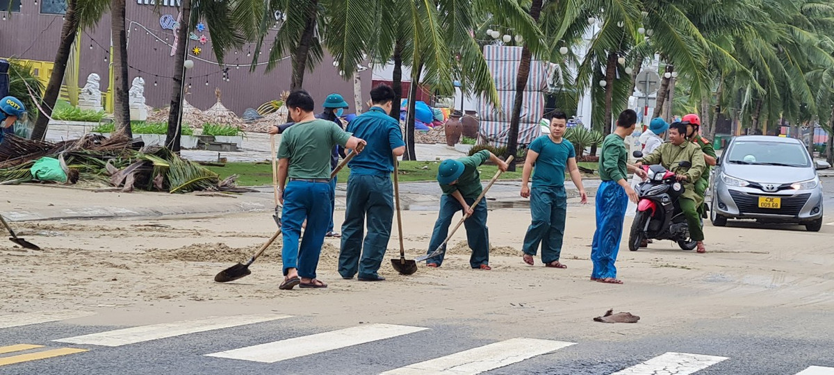 Lực lượng chức năng đang triển khai dọn dẹp sau bão.