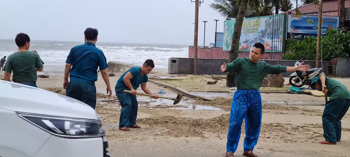 Một lượng cát lớn bị sóng biển đánh dạt vào đường Võ Nguyên Giáp.