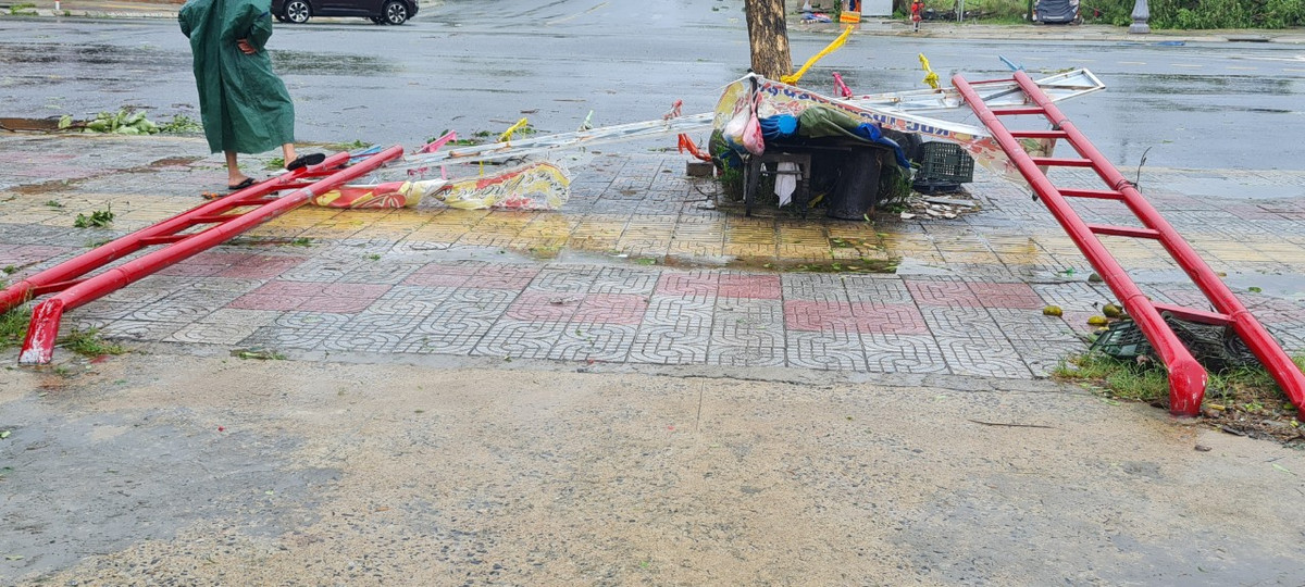 Cổng chào khu dân cư bị gãy đổ.