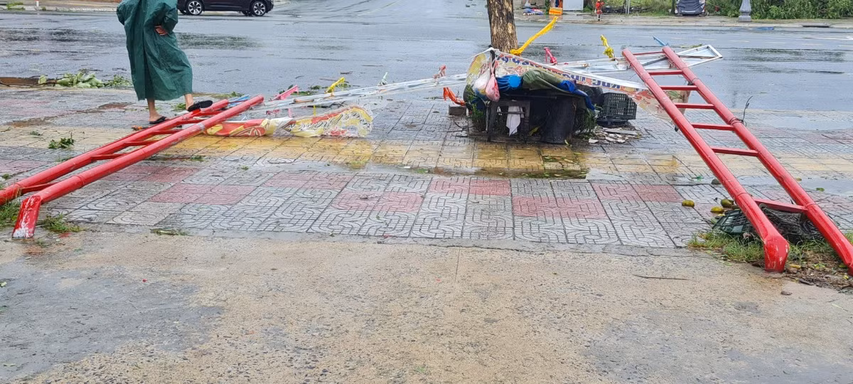 Cổng chào khu dân cư bị gãy đổ.