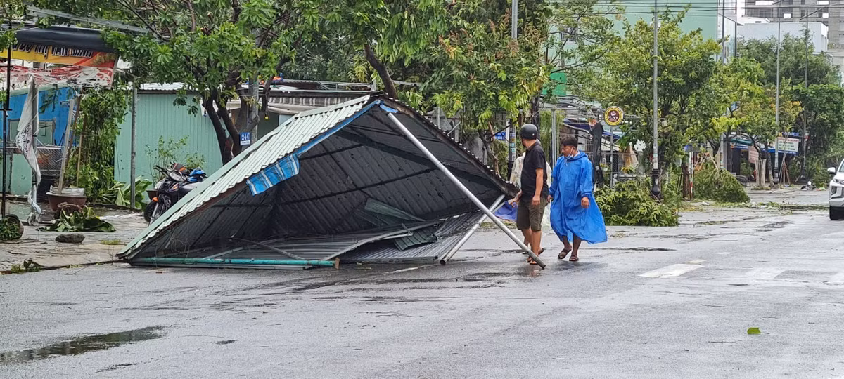 Hàng quán tạm bị gió giật đổ.