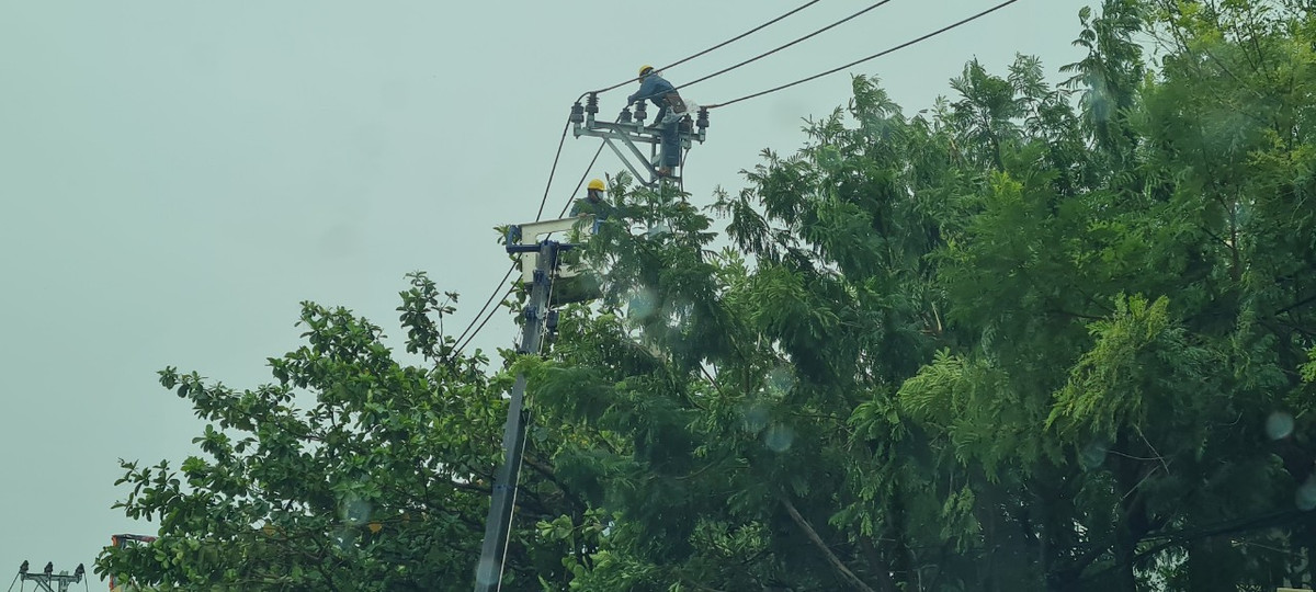 Theo báo cáo nhanh, tính đến 7h30 ngày 28/9, toàn thành phố Đà Nẵng có 3.340 trạm biến áp bị mất điện. Ngành điện đang khẩn trương khắc phục sự cố.