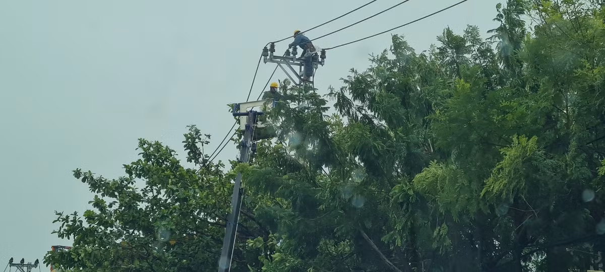 Theo báo cáo nhanh, tính đến 7h30 ngày 28/9, toàn thành phố Đà Nẵng có 3.340 trạm biến áp bị mất điện. Ngành điện đang khẩn trương khắc phục sự cố.