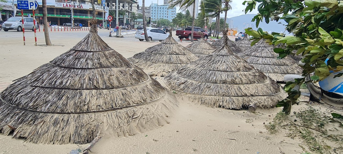 Tại bãi biển Mỹ Khê (quận Sơn Trà), sóng biển dâng cao đưa một lượng lớn cát vào phủ kín sát đường Võ Nguyên Giáp.