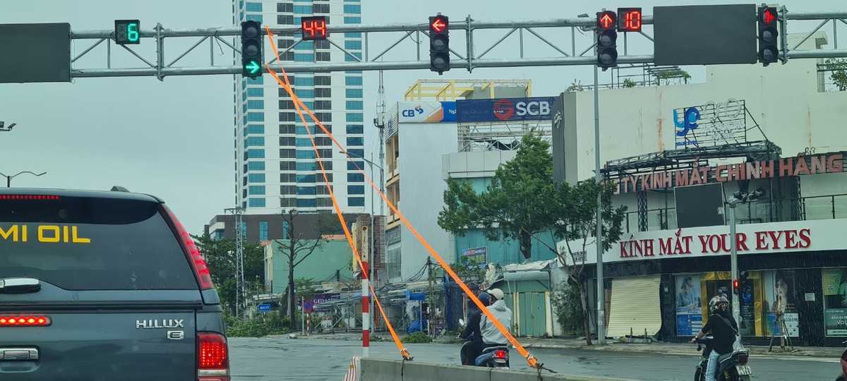 Hệ thống đèn giao thông được neo buộc chắc chắn phòng gió giật mạnh.