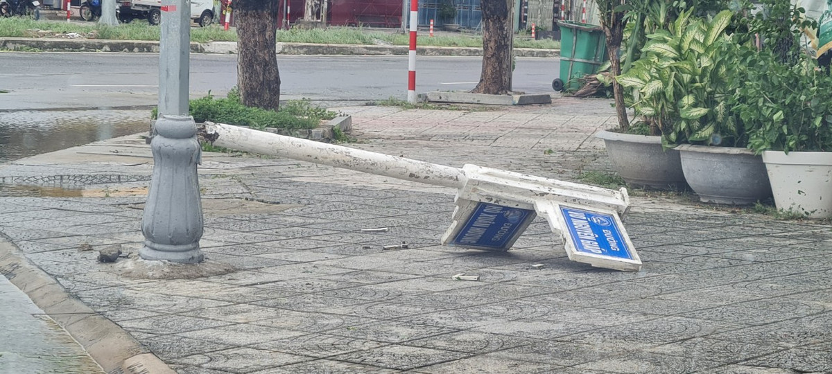 Trụ tên đường bị gãy ngang.