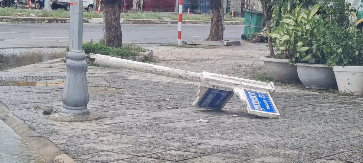 Trụ tên đường bị gãy ngang.