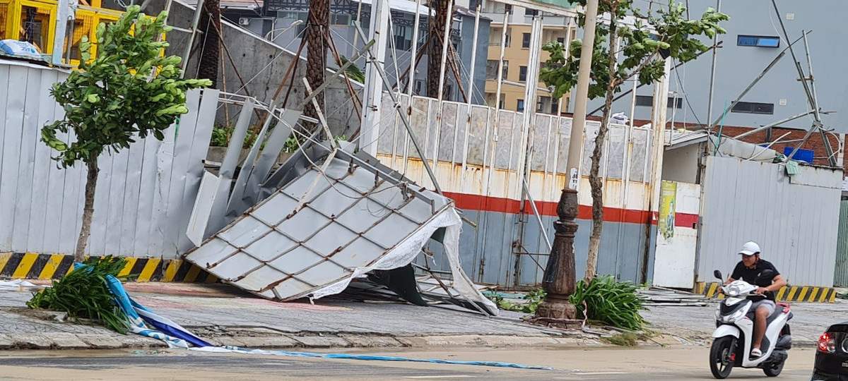 Các công trình xây dựng trên các tuyến đường ven biển bị ảnh hưởng do bão.