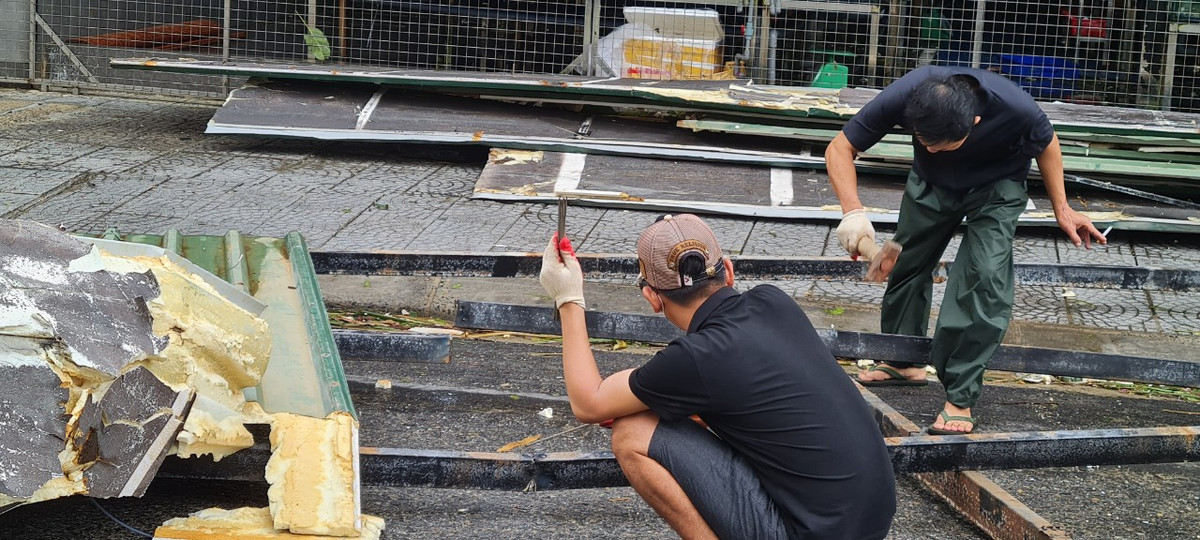 Nhân viên được huy động đến khắc phục hậu quả do bão Noru gây ra.