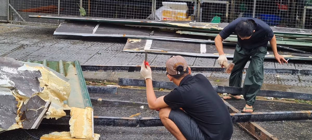 Nhân viên được huy động đến khắc phục hậu quả do bão Noru gây ra.