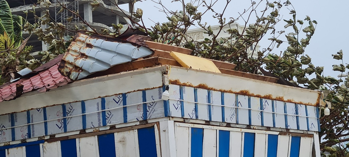 Các ki-ốt cũng bị tốc mái.