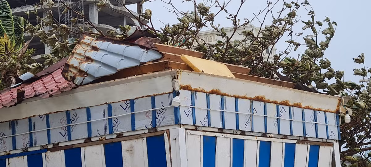 Các ki-ốt cũng bị tốc mái.