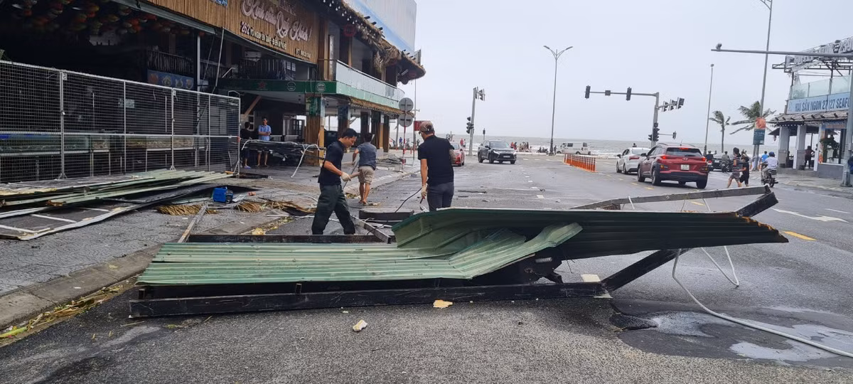 Các khách sạn, nhà hàng ven biển khẩn trương dọn dẹp sau bão.