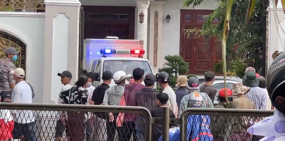 Xe của lực lượng cảnh sát rời đi trong sự theo dõi của đám đông hiếu kỳ. Trước đó, các cơ quan chức năng của tỉnh Bình Thuận và huyện Hàm Thuận Nam nhận thông tin phản ánh và đơn của công dân về tình hình hoạt động kiểm tra khoáng sản đất sét của Đoàn kiểm tra liên ngành huyện Hàm Thuận Nam và huyện Hàm Tân liên quan đến công chức Đội Quản lý thị trường số 2, thuộc Cục Quản lý thị trường Bình Thuận.