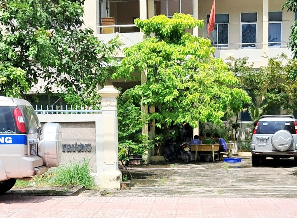 Ba bị can bị bắt tạm giam gồm Trần Văn Thăng, quyền đội trưởng Đội QLTT số 2, Cục QLTT Bình Thuận và hai thuộc cấp là Bùi Viết Mạnh và Ngô Minh Phúc.