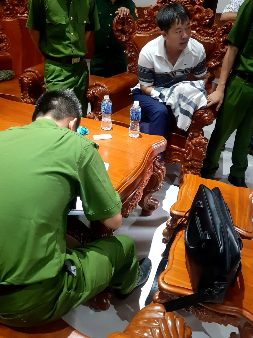 Thông tin ban đầu cho biết, trong quá trình thực hiện công tác kiểm tra hoạt động khai thác khoáng sản đất sét cùng với đoàn liên ngành của huyện Hàm Thuận Nam và Hàm Tân, ông Trần Văn Thăng cùng nhiều thuộc cấp của Đội QLTT số 2 đã có hành vi nhận tiền của các doanh nghiệp.