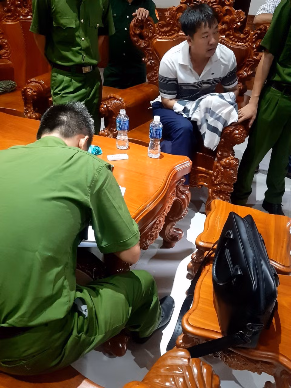 Thông tin ban đầu cho biết, trong quá trình thực hiện công tác kiểm tra hoạt động khai thác khoáng sản đất sét cùng với đoàn liên ngành của huyện Hàm Thuận Nam và Hàm Tân, ông Trần Văn Thăng cùng nhiều thuộc cấp của Đội QLTT số 2 đã có hành vi nhận tiền của các doanh nghiệp.