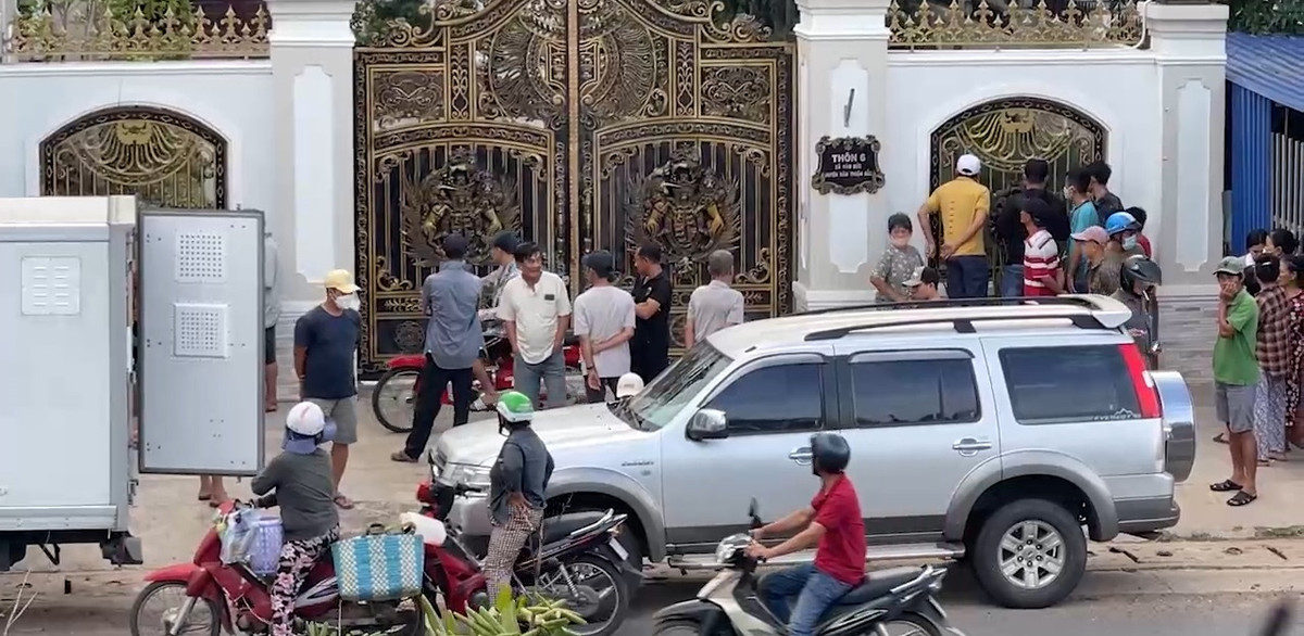 Hàng chục người dân đã tụ tập trước cổng nhà ông Thăng để theo dõi buổi khám xét của lực lượng chức năng.