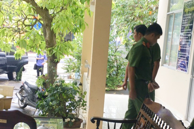 Cơ quan điều tra khám xét nơi làm việc của các bị can tại trụ sở Đội Quản lý thị trường số 2, ở La Gi, Bình Thuận.