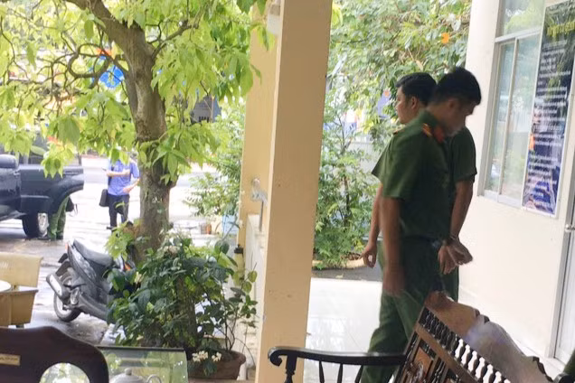 Cơ quan điều tra khám xét nơi làm việc của các bị can tại trụ sở Đội Quản lý thị trường số 2, ở La Gi, Bình Thuận.