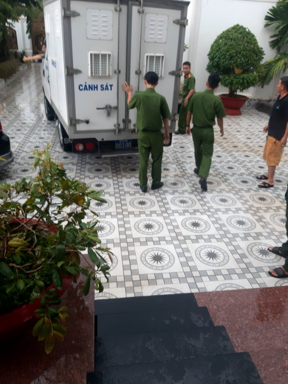 au buổi khám xét, bị can được đưa ra xe về lại trại tạm giam.