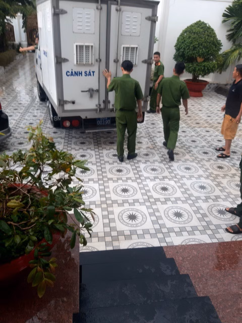 Sau buổi khám xét, bị can được đưa ra xe về lại trại tạm giam.