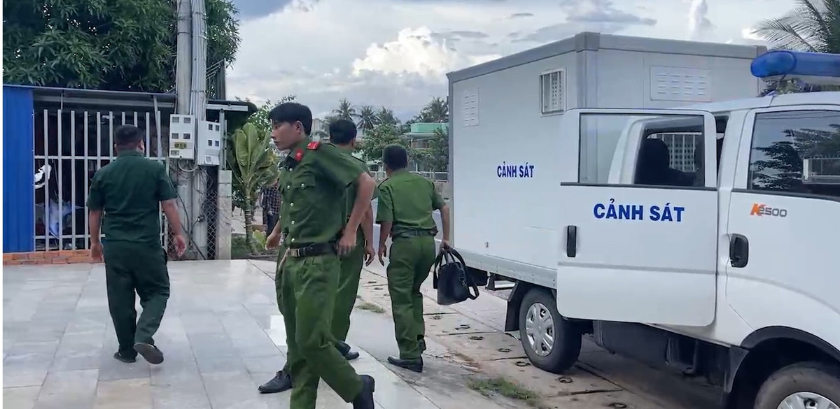 Chiều 16/9, Cơ quan Cảnh sát điều tra có mặt trước nhà ông Trần Văn Thăng tại thôn 6, xã Hàm Đức, huyện Hàm Thuận Bắc.