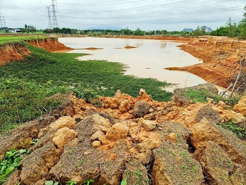 Hiện trường khai thác đất sét trái phép được cho là có liên quan đến vụ việc này. Hiện Công an huyện Hàm Thuận Nam đang tiếp tục mở rộng điều tra. &gt;&gt;&gt; Mời độc giả xem thêm video Khám xét nhà Trưởng phòng Cảnh sát kinh tế Công an Hà Nội: