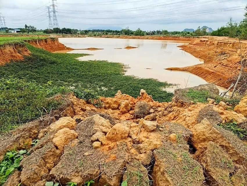 Hiện trường khai thác đất sét trái phép được cho là có liên quan đến vụ việc này. Hiện Công an huyện Hàm Thuận Nam đang tiếp tục mở rộng điều tra. >>> Mời độc giả xem thêm video Khám xét nhà Trưởng phòng Cảnh sát kinh tế Công an Hà Nội: