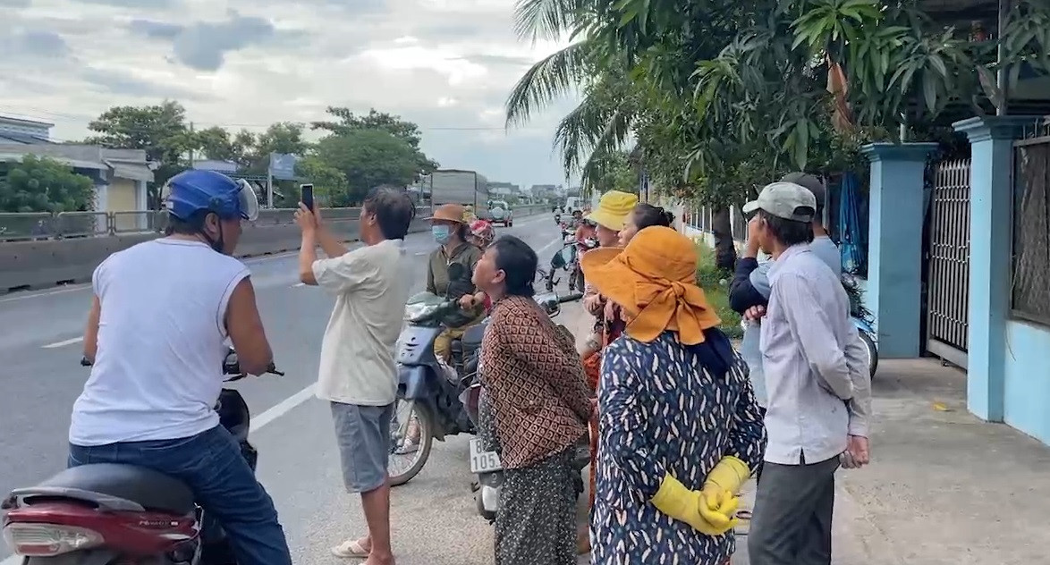 ụ việc ngay lập tức thu hút sự chú ý của đông đảo người dân địa phương.