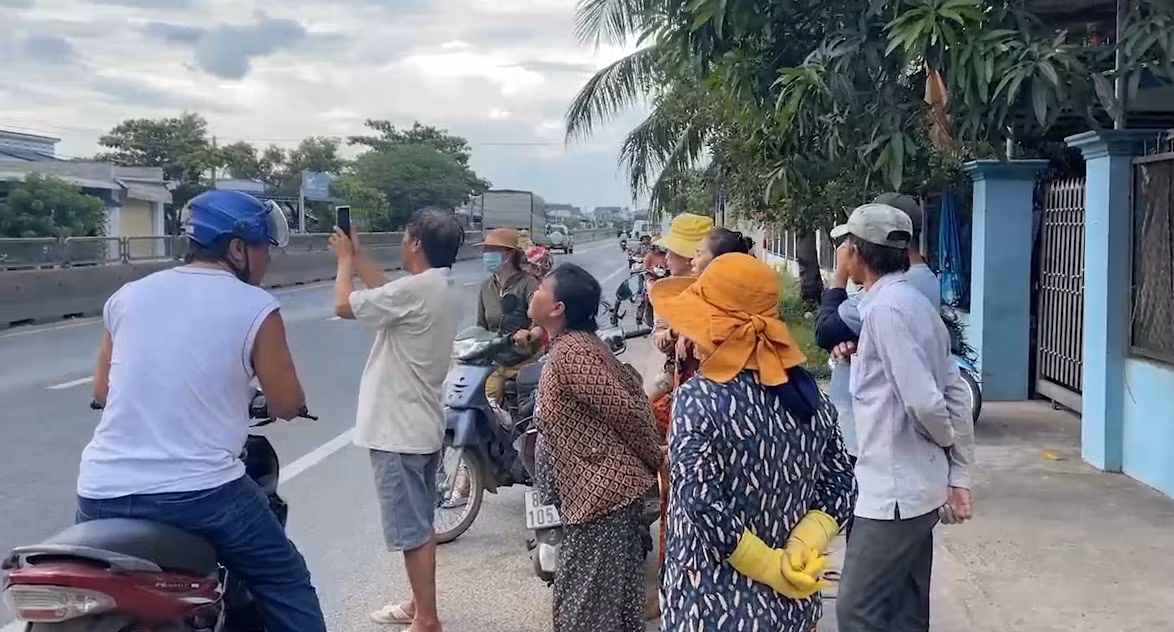 Vụ việc ngay lập tức thu hút sự chú ý của đông đảo người dân địa phương.