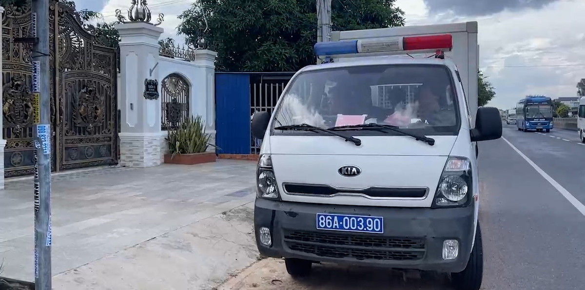 Sau khi khám xét nơi làm việc của các bị can tại Đội Quản lý thị trường số 2 ở thị xã La Gi, Bình Thuận, Cơ quan CSĐT Công an huyện Hàm Thuận Nam đã di lý bị can Trần Văn Thăng, quyền đội trưởng Đội Quản lý thị trường số 2 về nhà để khám xét nơi ở.