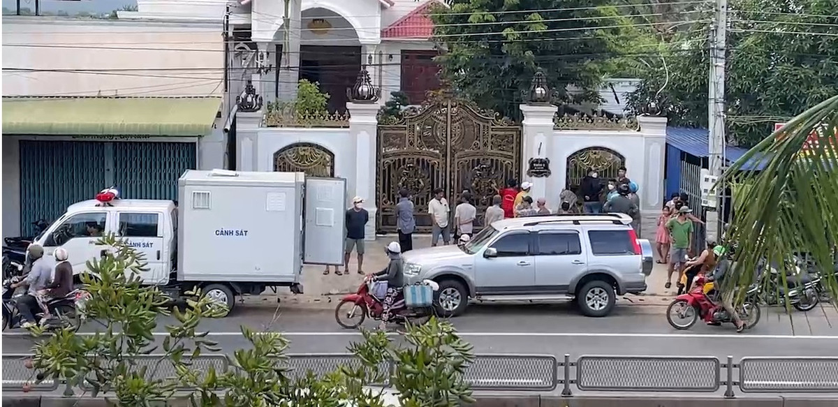 Dù trời bắt đầu có mưa, nhưng vẫn có rất đông người dân địa phương quan tâm đến vụ việc các cán bộ QLTT bị khởi tố, bắt tạm giam để điều tra về hành vi lợi dụng chức vụ quyền hạn khi thi hành công vụ và tội nhận hối lộ.