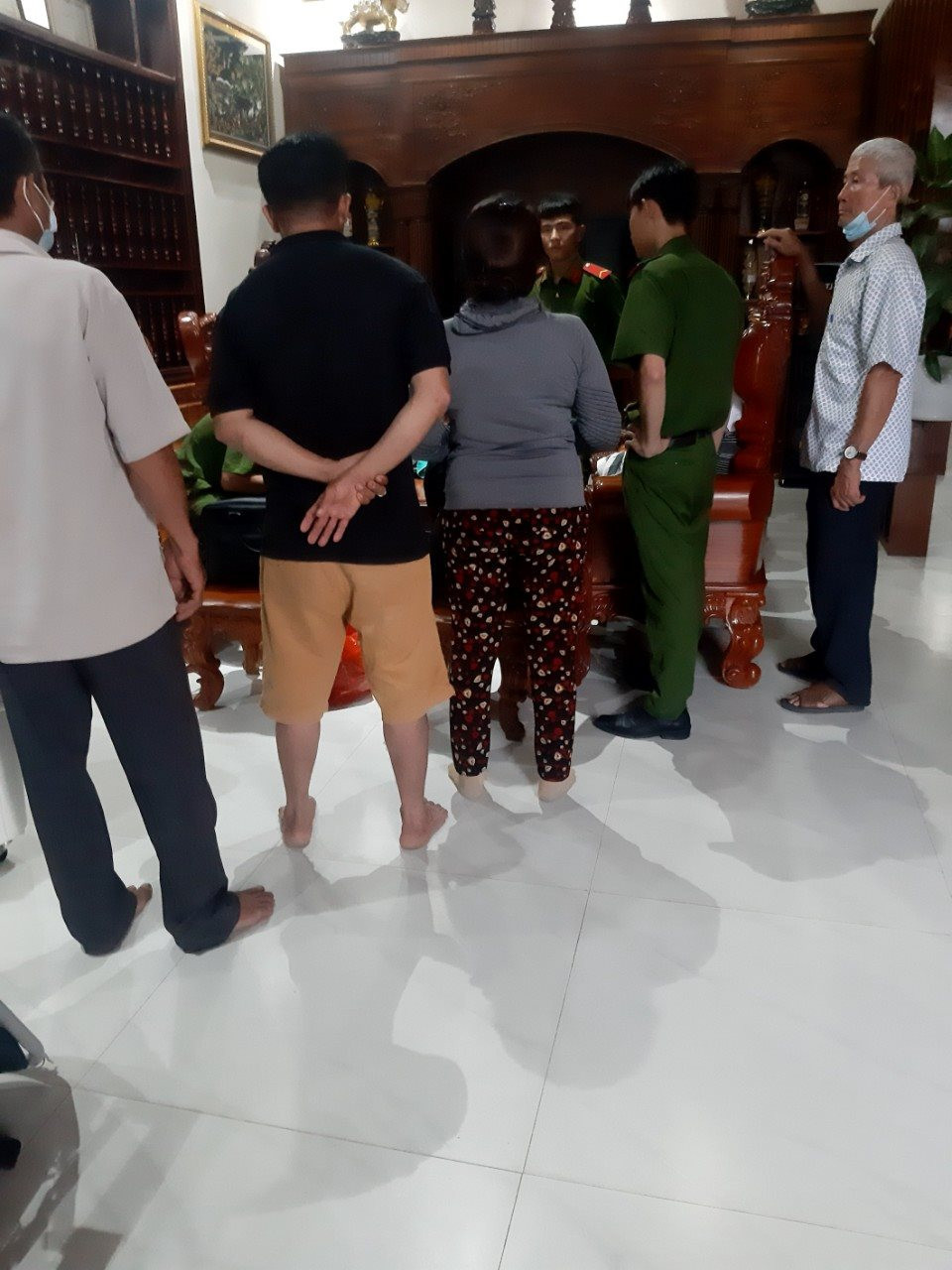 uổi khám xét của cơ quan cảnh sát điều tra diễn ra dưới sự chứng kiến của chính quyền địa phương.