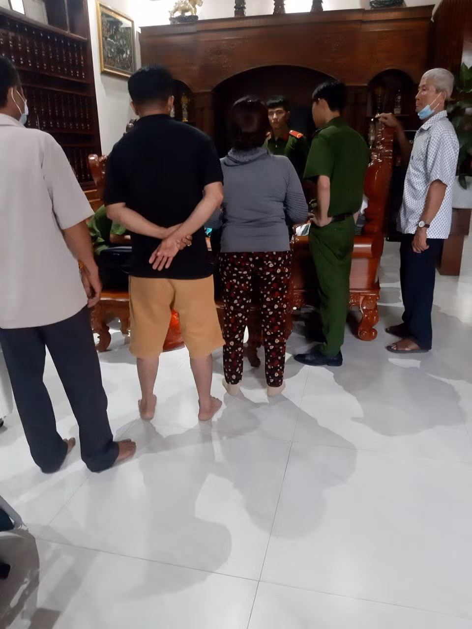 Buổi khám xét của cơ quan cảnh sát điều tra diễn ra dưới sự chứng kiến của chính quyền địa phương.