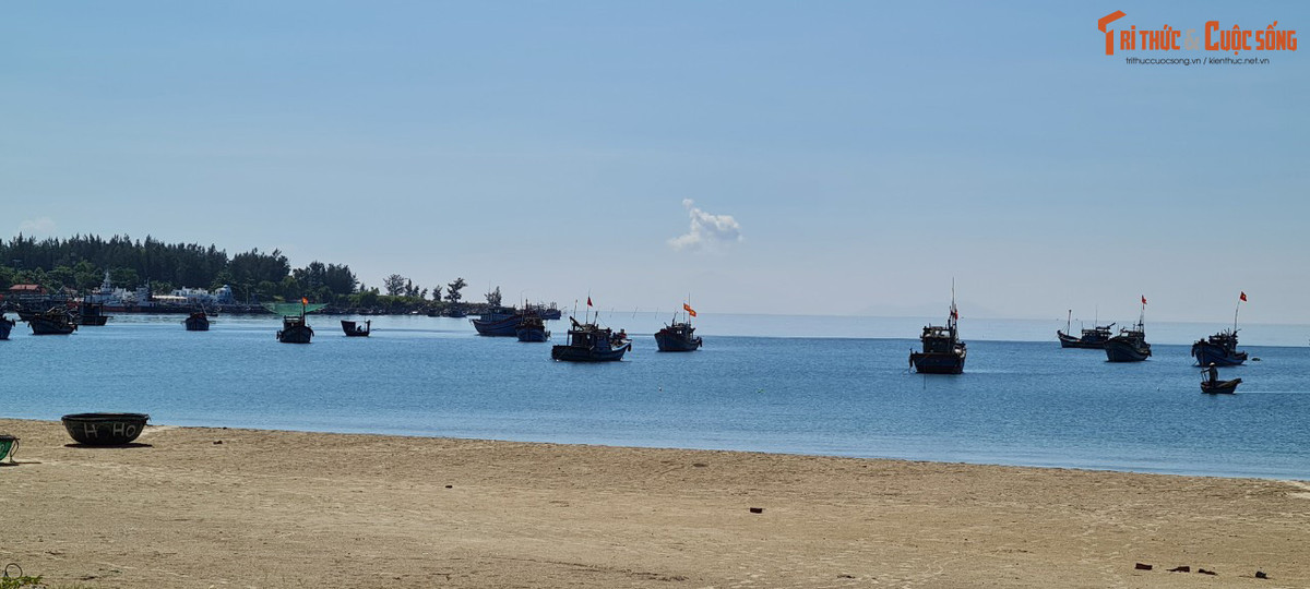 Những chiếc thuyền ngoài xa.