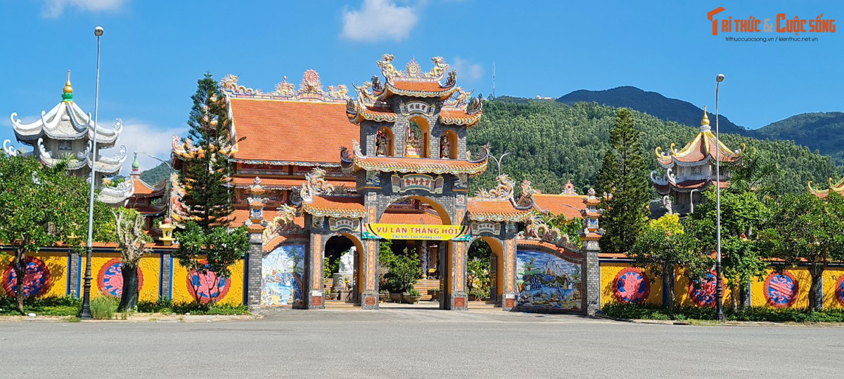 Cả những ngôi chùa cũng góp phần tạo nên nét độc đáo cho khung cảnh nơi đây.