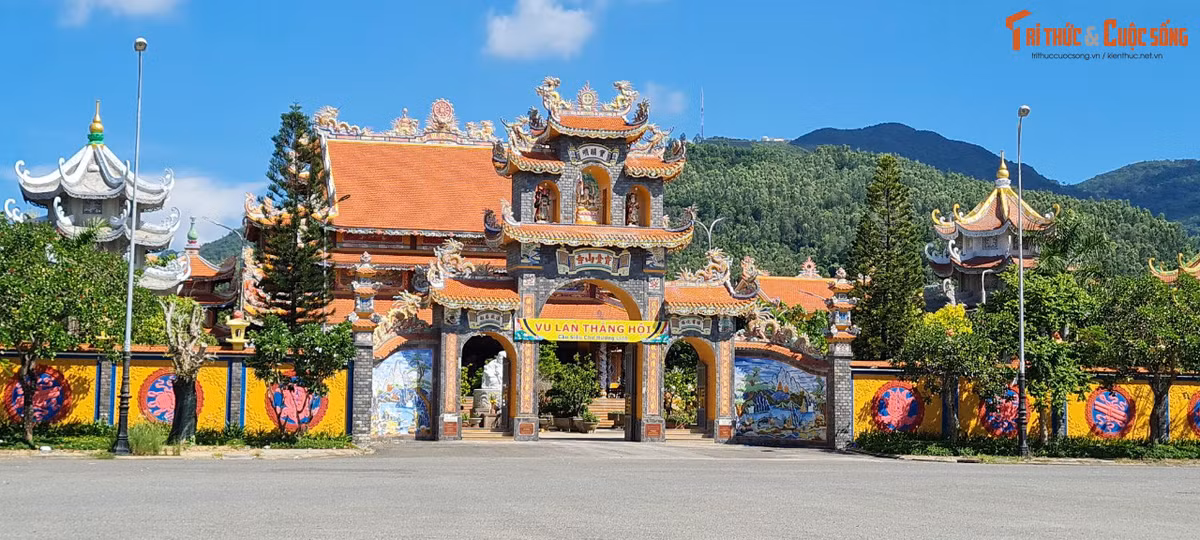 Cả những ngôi chùa cũng góp phần tạo nên nét độc đáo cho khung cảnh nơi đây.