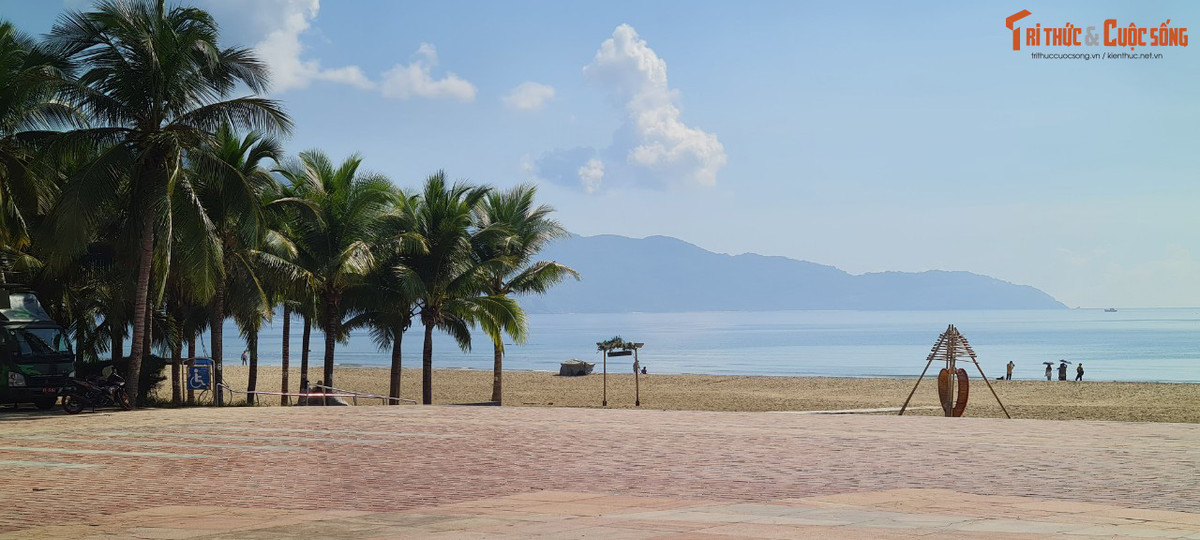 Nước biển nơi đây xanh ngắt như bầu trời ngày nắng, bãi cát trắng mịn trải dài...