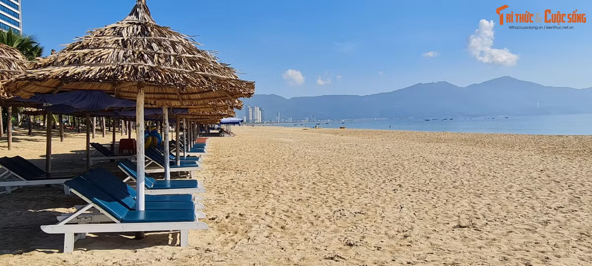 Mỹ Khê có những bãi cát mịn, trắng trải dài, nước biển trong xanh, sóng êm đềm và nước ấm quanh năm nên đây là địa chỉ mà du khách không nên bỏ qua.