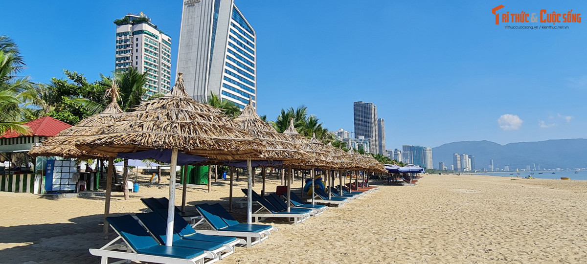 Bãi biển có chiều dài khoảng chừng 900m, là một trong số các bãi tắm thu hút khách du lịch nhiều nhất ở Đà Nẵng.