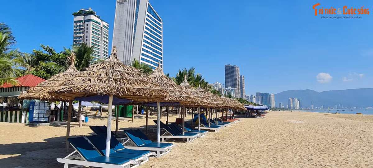 Bãi biển có chiều dài khoảng chừng 900m, là một trong số các bãi tắm thu hút khách du lịch nhiều nhất ở Đà Nẵng.