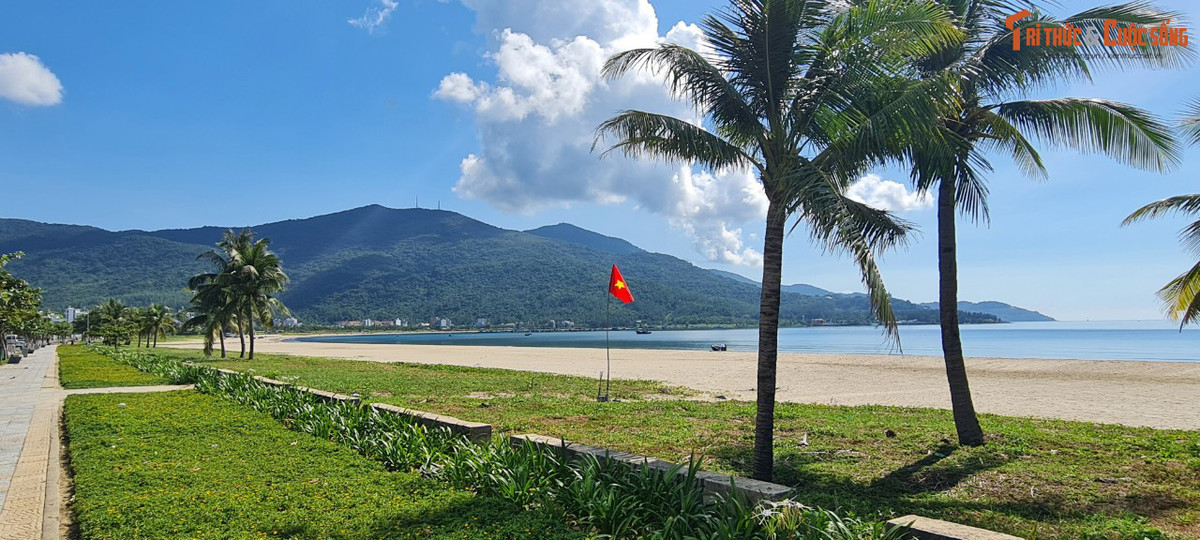 Vẻ đẹp hoang sơ ở bãi Biển Mân Thái Đà Nẵng ít có nơi nào sánh bằng.